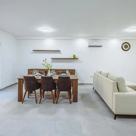 Modern Maisonette With Pool In The Heart Of Għargħur