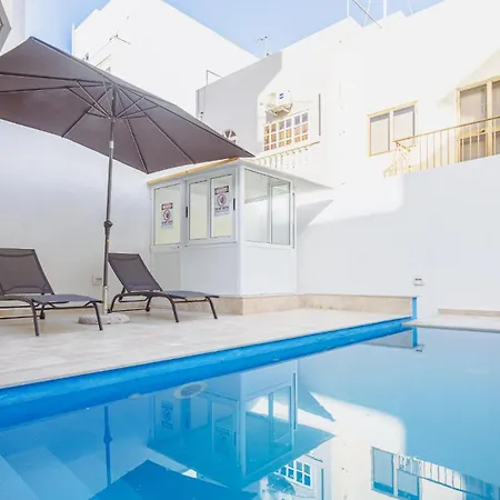 Apartman Modern Maisonette With Pool In The Heart Of *