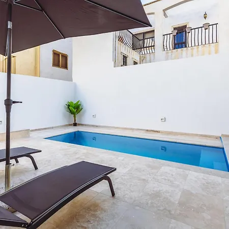 Modern Maisonette With Pool In The Heart Of Apartman