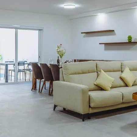 Modern Maisonette With Pool In The Heart Of