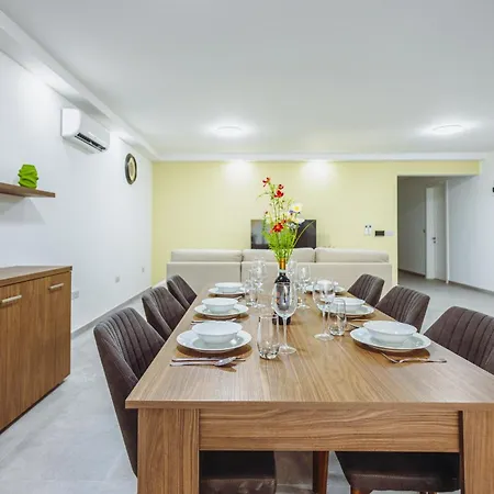 Apartman Modern Maisonette With Pool In The Heart Of *