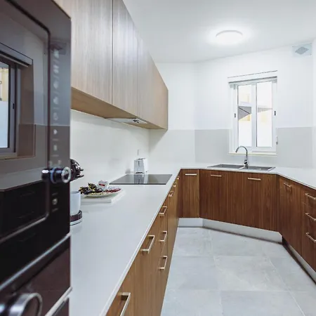 Apartman Modern Maisonette With Pool In The Heart Of