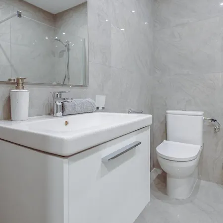 Apartman Modern Maisonette With Pool In The Heart Of *