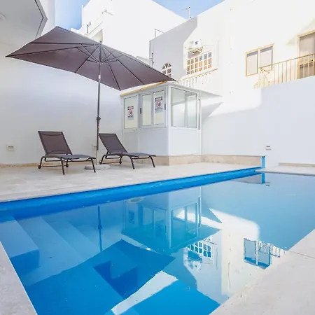 Modern Maisonette With Pool In The Heart Of