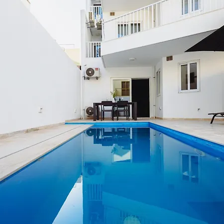 Apartman Modern Maisonette With Pool In The Heart Of